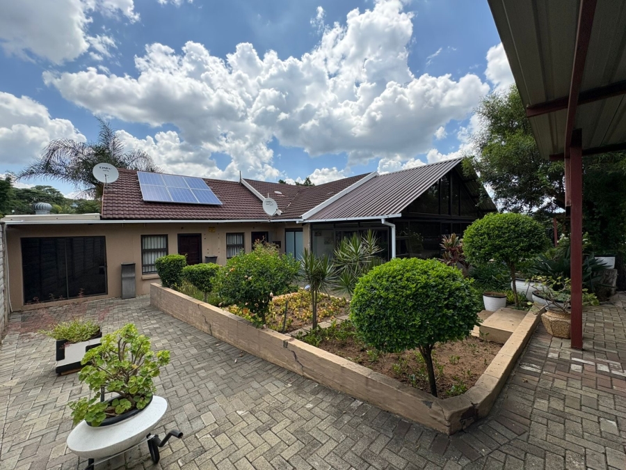 5 Bedroom Property for Sale in Safari Gardens North West